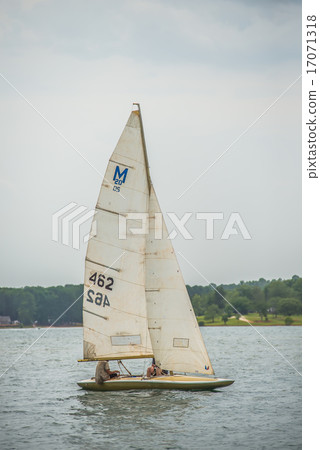 sail boat on large lake 17071318