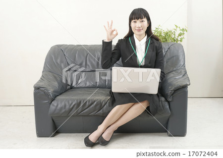 A woman who makes internet on the sofa 17072404