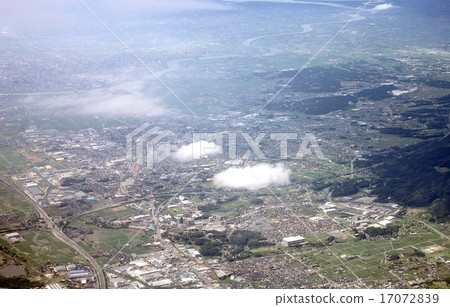 從福岡縣築前町上方的天空俯瞰九州路鳥棲國際機場和築後川 17072839