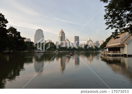 Garden lake of Lumpini Park in Bangkok 17073053