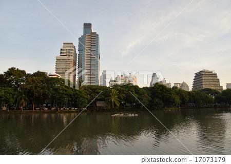 Lumpini公園Garden湖在曼谷 Lumpini公園Garden湖在曼谷 17073179
