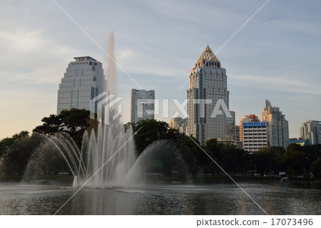 曼谷·隆比尼公園和建築物的噴泉 17073496