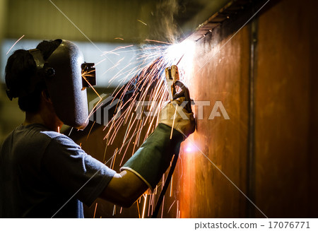 worker with protective mask 17076771