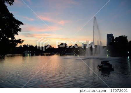 Fountain and buildings of Lumpini Park in Bangkok / Dawn 17078001