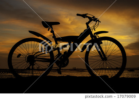 Silhouette of mountain bike with sunset sky 17079009