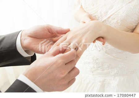Ring exchange Bridal image Hand 17080447