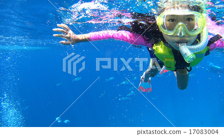 Children Snorkeling Philippines 17083004