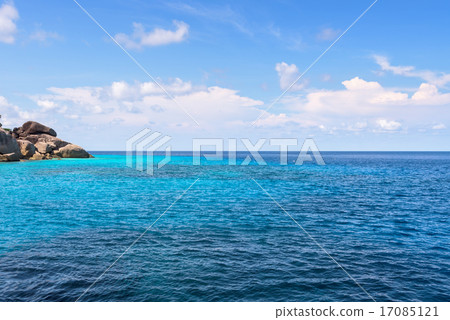 Small island and blue sea at Mu Koh Similan 17085121