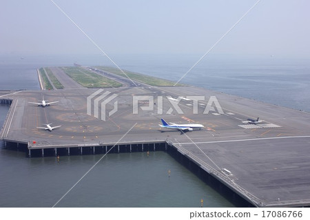 羽田機場D跑道鳥瞰圖漂浮在東京灣的 17086766