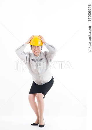 女性站立的姿勢佩帶的工作服 17086968