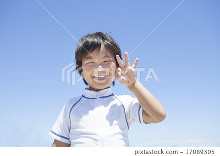 有藍天和一張微笑的面孔的一個孩子 17089305