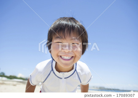 A child with a blue sky and a smiling face 17089307