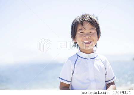 孩子在沙灘上玩 17089395