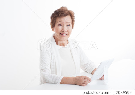 看她的在鏡子的一名資深婦女面孔 17089593