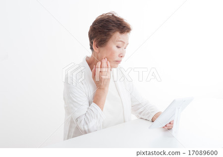 看她的在鏡子的一名資深婦女面孔 17089600