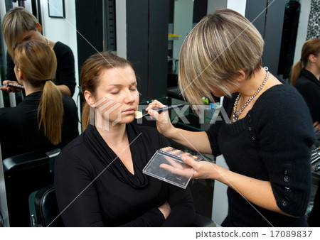 make up artist at work make up artist at work 17089837
