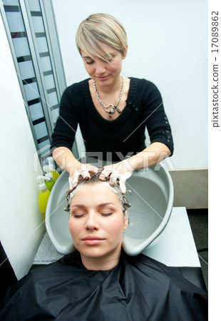 washing hair 17089862