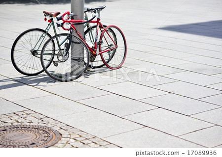 Plager Street（德累斯頓，德國）上的紅色自行車 17089936