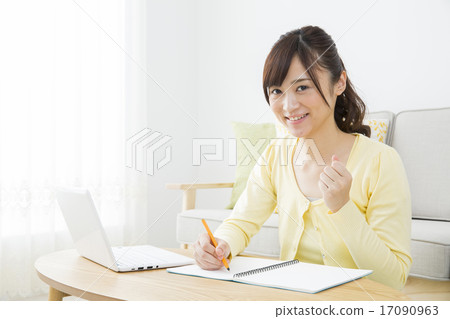 A young lady who operates a personal computer 17090963
