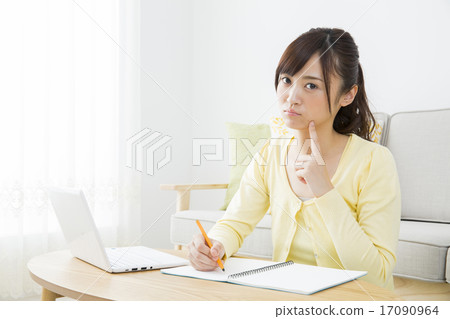 A young lady who operates a personal computer 17090964