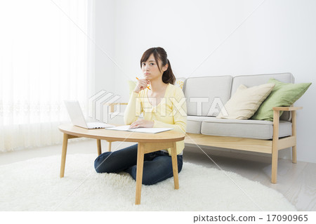 A young lady who operates a personal computer 17090965