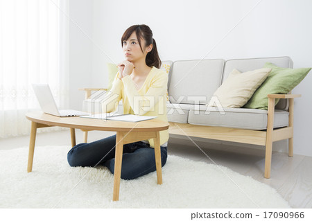 A young lady who operates a personal computer 17090966