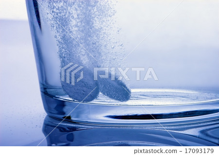 Effervescent painkiller tablets in water 17093179