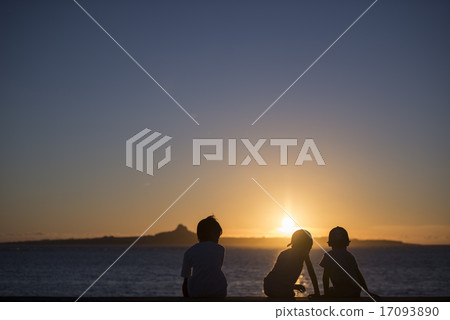 A child playing while watching the sunset 17093890