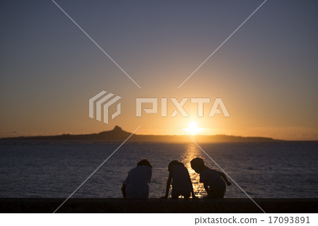 A child playing while watching the sunset 17093891