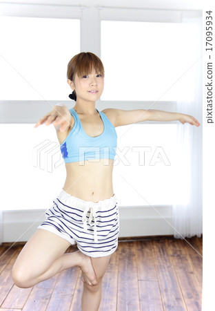 年輕的女士瑜伽 17095934