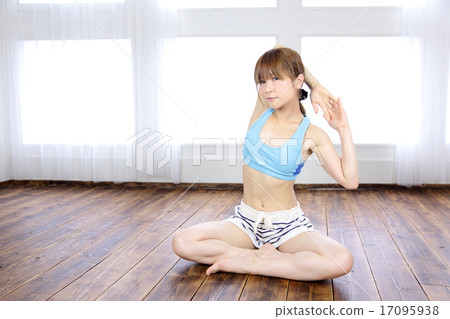年輕的女士瑜伽 17095938