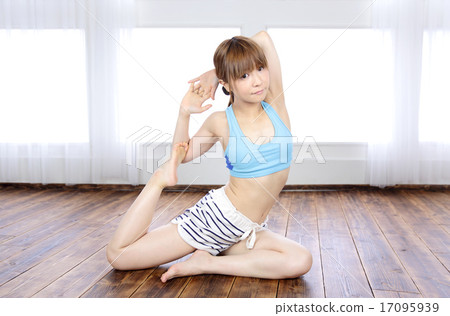 年輕的女士瑜伽 年輕的女士瑜伽 17095939