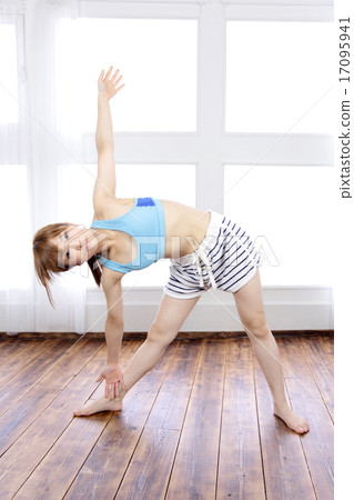 年輕的女士瑜伽 17095941