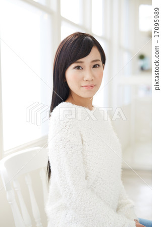 young woman      17095989