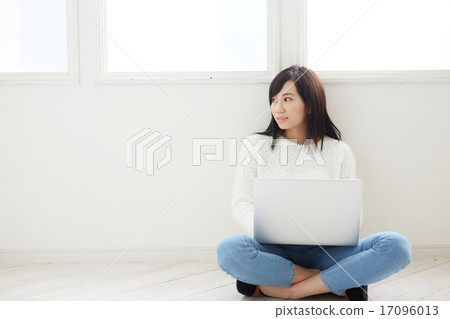 Young woman using a personal computer 17096013