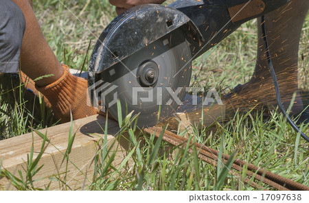 workers cuts rebar circular saw 17097638