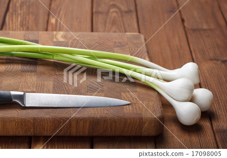 Fresh garlic on chopping board Fresh garlic on chopping board 17098005