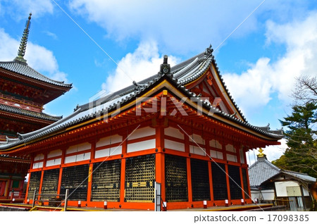 "Mie tower (Oku)" and "Kyodo (foreground)" (Kyoto city Higashiyama Ward Shimizu) of Kiyomizudera "Mie tower (Oku)" and "Kyodo (foreground)" (Kyoto city Higashiyama Ward Shimizu) of Kiyomizudera 17098385