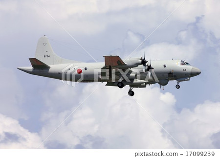 海上自衛隊OP-3C圖像處理機，後面飄著美麗的雲彩 17099239