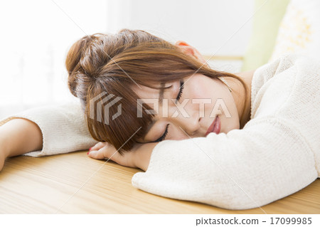 Portrait young lady 17099985