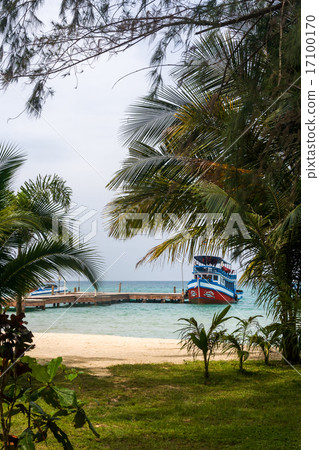 speed boat and local ferry at stop-ridge Koh Mak  17100170