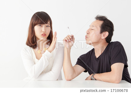 一位不喜歡煙草的年輕女士 17100678