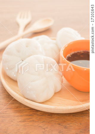 Steamed dumpling stuff on wooden plate 17101643