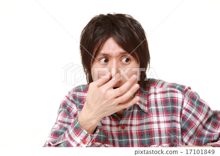 一個人聞到難聞的氣味 17101849