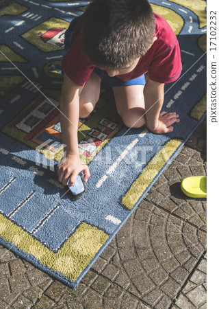 Child clean a carpet 17102232