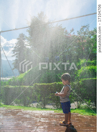 一個男孩採取霧 一個男孩採取霧 17104706