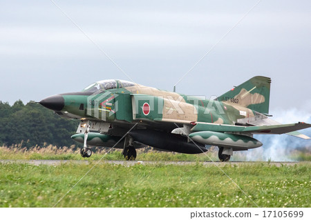 空中自衛隊F  -  4幻影戰鬥機降落（茨城縣百里基地） 17105699
