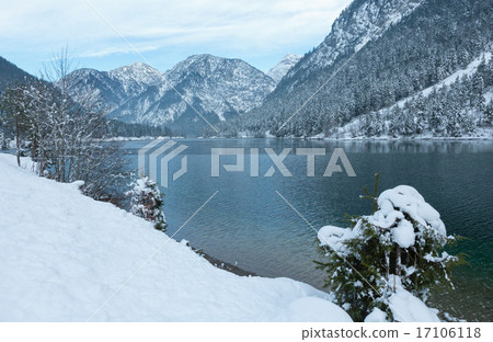 Plansee lake (Austria) winter view. 17106118