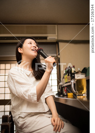 居酒屋的女人 照片素材 圖片 圖庫