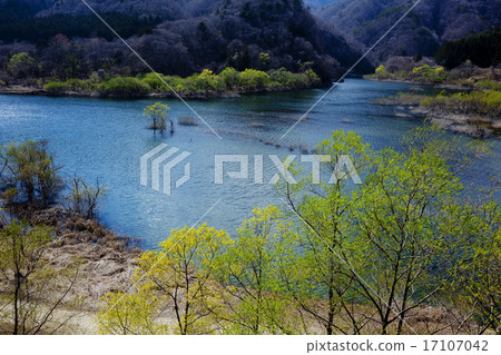 Lori Li Lake 03 17107042